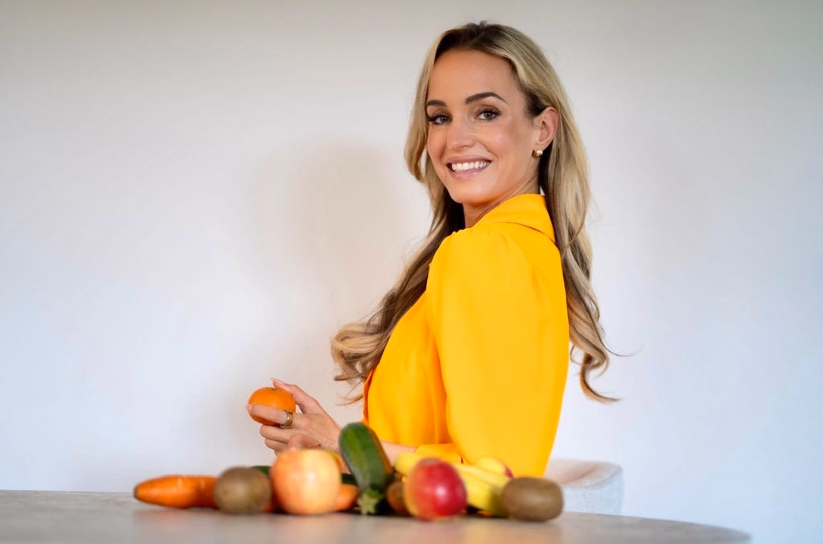 Verena Calio hinter frischem Obst und Gemüse