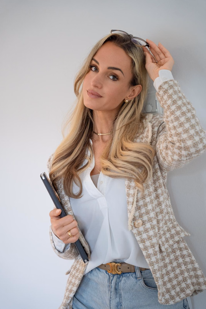 Verena Calio mit Tablet und Brille